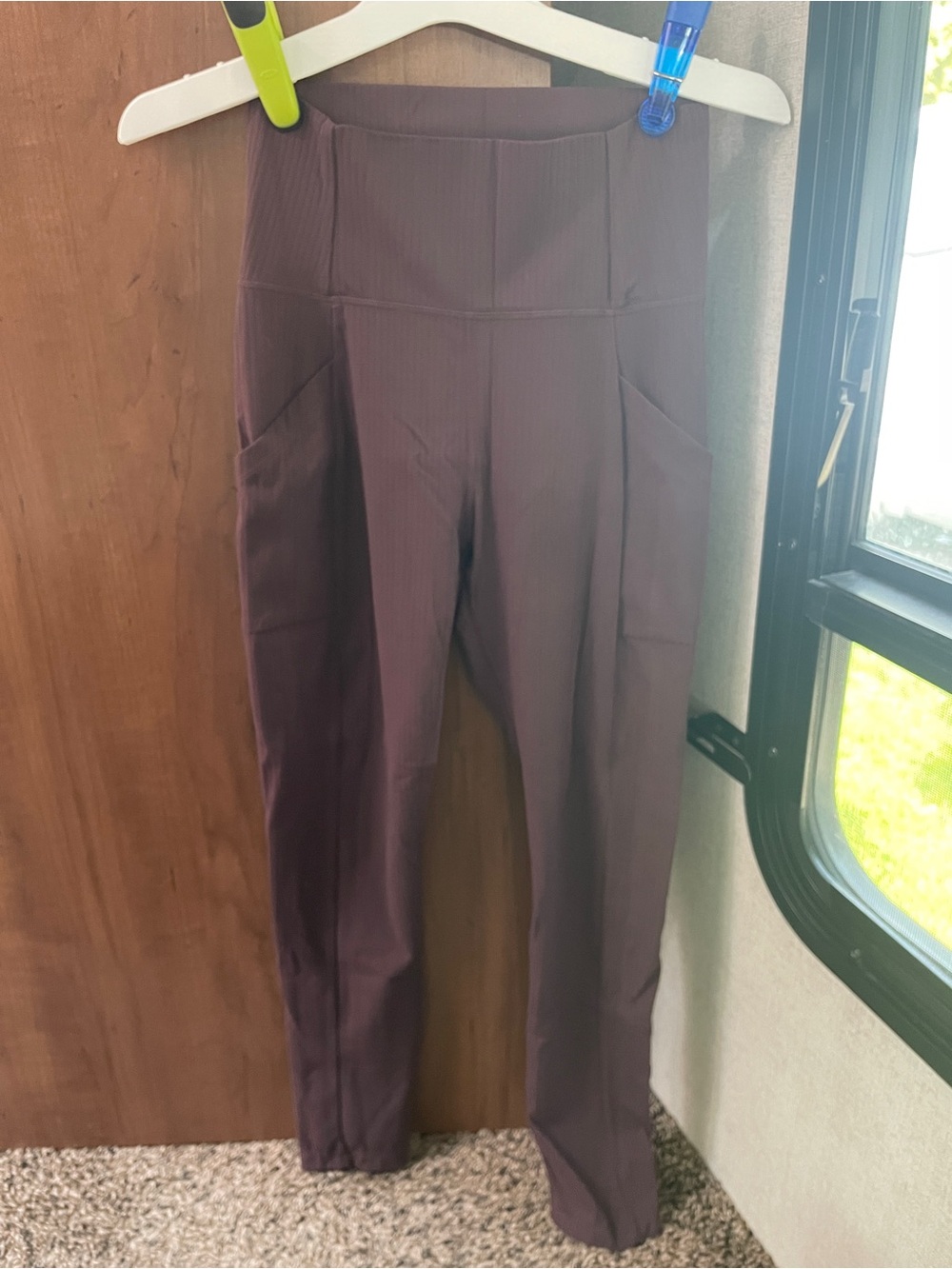 High-Waist Wine-Colored Ponte Leggings with Side Pockets
